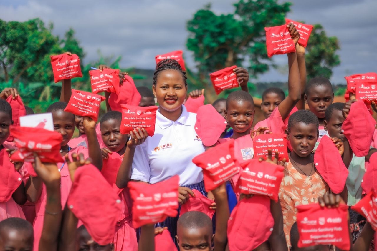 ED with Kids holding pads391547348_7139832002717979_5074621557146405172_n